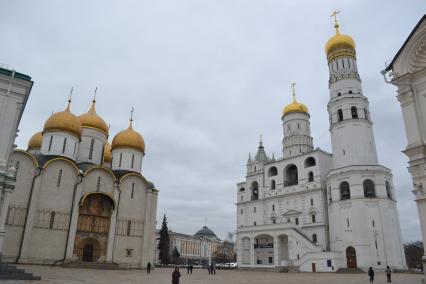 Москва.  Вид на Успенский собор, Успенскую звонницу и колокольню Ивана Великого (слева направо) на территории Московского Кремля.