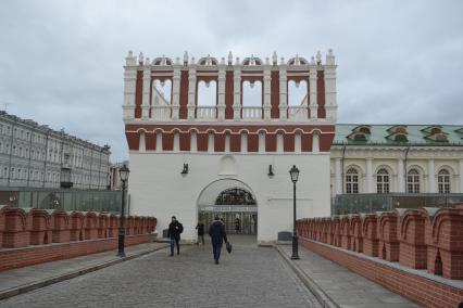 Москва.   Кутафья башня  Московского Кремля.