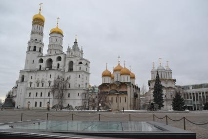 Москва.  Вид на  Успенскую звонницу, колокольню Ивана Великого,  Успенский собор и церковь Двенадцати апостолов (слева направо) на территории Московского Кремля.