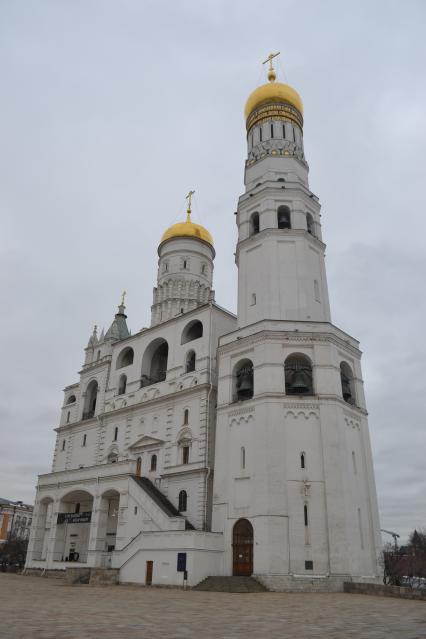 Москва.  Вид на Успенскую звонницу и колокольню Ивана Великого на территории Московского Кремля.