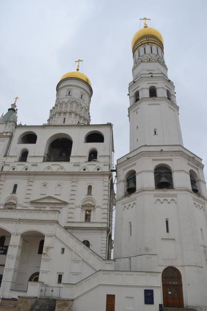 Москва.  Вид на Успенскую звонницу и колокольню Ивана Великого на территории Московского Кремля.