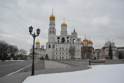 Москва.  Вид на Архангельский собор, Успенскую звонницу, колокольню Ивана Великого,  Успенский собор и  церковь Двенадцати апостолов (слева направо) на территории Московского Кремля.