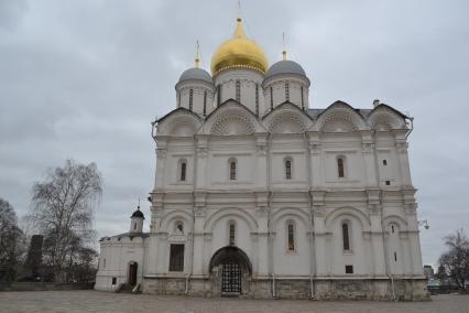 Москва.  Вид на Архангельский собор на территории Московского Кремля.