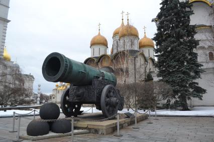 Москва. Царь-пушка на Ивановской площади Кремля.