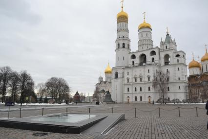 Москва.  Вид на Успенскую звонницу, колокольню Ивана Великого и археологическое окно на территории Московского Кремля.