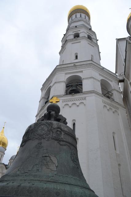 Москва.  Царь-колокол у колокольни Ивана Великого  Московского Кремля.