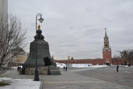 Москва.  Царь-колокол на Ивановской площади  Московского Кремля.