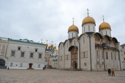 Москва.  Вид на Успенский собор Московского Кремля.