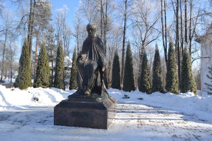 Московская область, Звенигород. Памятник преподобному Савве Сторожевскому на территории Саввино-Сторожевского монастыря.