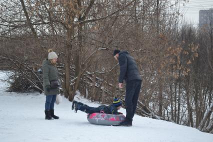 Московская область, Звенигород. Мужчина с женщиной и ребенок во время прогулки.