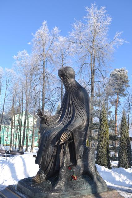 Московская область, Звенигород. Памятник преподобному Савве Сторожевскому на территории Саввино-Сторожевского монастыря.