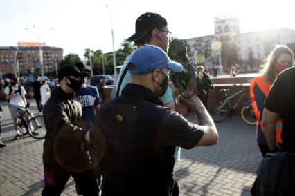 Беларусь, Минск. Сотрудники ОМОН проводят задержания участников  акции протеста на одной из улиц в Минске.