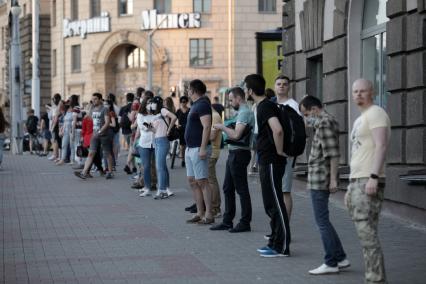 Беларусь, Минск. Участники акции протеста на одной из улиц в Минске.