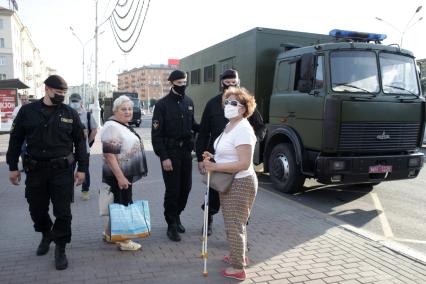 Беларусь, Минск. Участники акции протеста  и сотрудники ОМОН на одной из улиц в Минске.