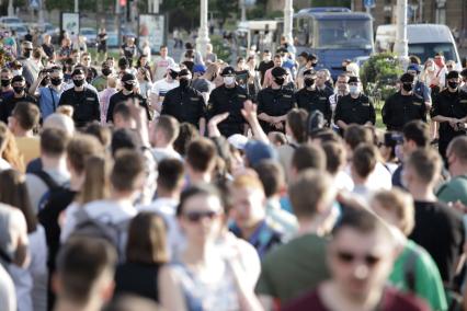 Беларусь, Минск. Участники акции протеста на одной из улиц в Минске.