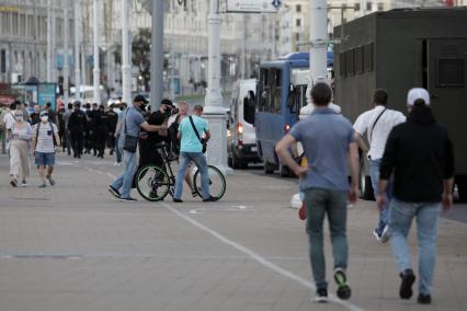 Беларусь, Минск. Сотрудники ОМОН проводят задержания участников  акции протеста на одной из улиц в Минске.