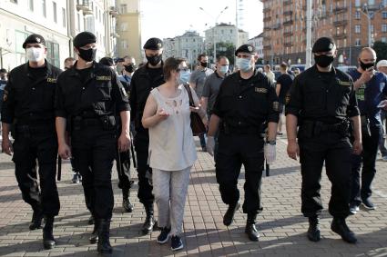 Беларусь, Минск. Участники акции протеста и сотрудники ОМОН на одной из улиц в Минске.