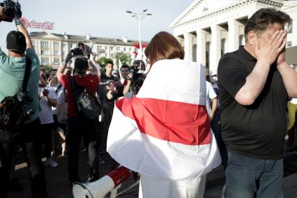 Беларусь, Минск. Участники акции протеста  на одной из улиц в Минске.