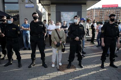 Беларусь, Минск. Участники акции протеста  и сотрудники ОМОН на одной из улиц в Минске.