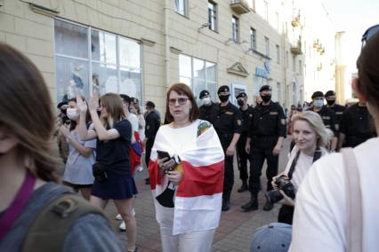 Беларусь, Минск. Участники акции протеста  и сотрудники ОМОН на одной из улиц в Минске.