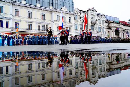 Владивосток.  Военнослужащие парадных расчетов во время военного парада в ознаменование 75-летия Победы в Великой Отечественной войне 1941-1945 годов