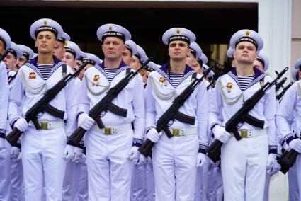 Владивосток.  Военнослужащие парадных расчетов во время военного парада в ознаменование 75-летия Победы в Великой Отечественной войне 1941-1945 годов