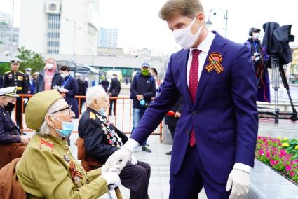 Владивосток.  Губернатор Приморского края Олег Кожемяко приветствует ветеранов   на военном параде в ознаменование 75-летия Победы в Великой Отечественной войне 1941-1945 годов