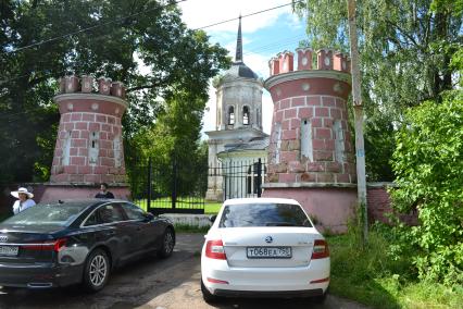 Московская область, Ярополец. Усадьба Гончаровых (Загряжских). Башня въездных `Шахматных ворот`.