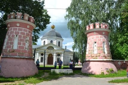 Московская область, Ярополец.  Усадьба Гончаровых  (Загряжских).  Екатерининский храм.