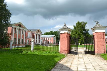 Московская область, Ярополец.  Усадьба Гончаровых  (Загряжских). Господский (главный) дом.