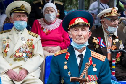 Крым, Севастополь.  Ветераны ВОВ  на военном параде в ознаменование 75-летия Победы в Великой Отечественной войне 1941-1945 годов.