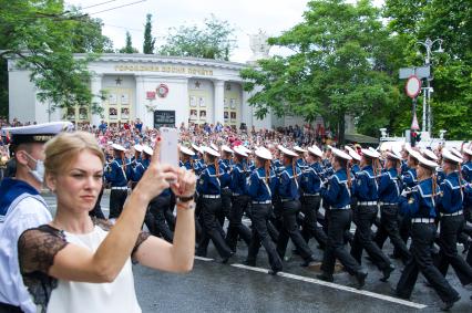 Крым, Севастополь.  Девушка фотографирует на военном параде в ознаменование 75-летия Победы в Великой Отечественной войне 1941-1945 годов.