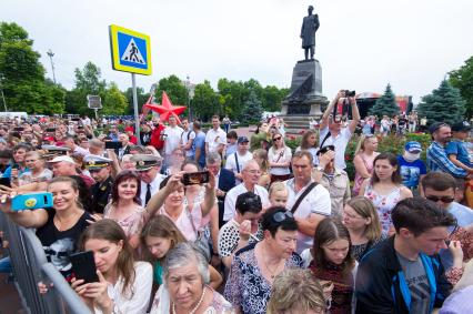 Крым, Севастополь.  Зрители наблюдают за военным парадом в ознаменование 75-летия Победы в Великой Отечественной войне 1941-1945 годов.