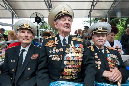 Крым, Севастополь.  Ветераны ВОВ  на военном параде в ознаменование 75-летия Победы в Великой Отечественной войне 1941-1945 годов.