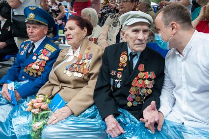 Крым, Севастополь.  Ветераны ВОВ  на военном параде в ознаменование 75-летия Победы в Великой Отечественной войне 1941-1945 годов.