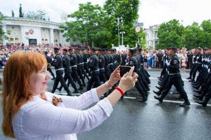 Крым, Севастополь. Женщина фотографирует на военном параде в ознаменование 75-летия Победы в Великой Отечественной войне 1941-1945 годов.