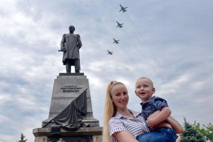 Крым, Севастополь.  Жители города во время воздушной части  парада в ознаменование 75-летия Победы в Великой Отечественной войне 1941-1945 годов.