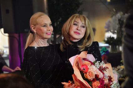 Москва. Вдова певца И. Кобзона Нелли Кобзон (слева) и певица Любовь Успенская на праздновании дня рождения Любови Успенской в ресторане `Пифагор`.