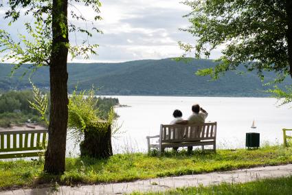 Самара. Мужчина и женщина сидят на скамейке на берегу реки.