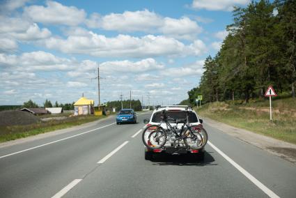 Самара. Автомобиль с велосипедами на багажнике.