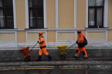 Москва.   Дворники убирают улицы города.