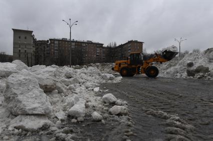 Москва.   Уборка снега.