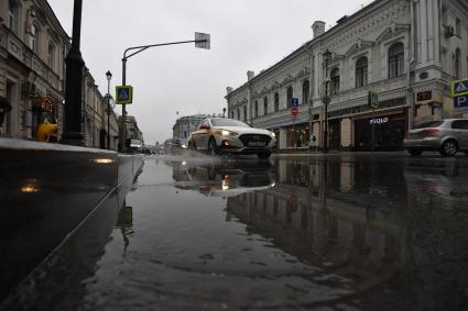 Москва.   Автомобиль такси на одной из улиц в Москве.