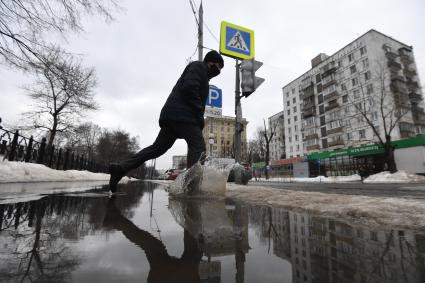 Москва.  Пешеход переходит дорогу на одной из улиц Москвы.