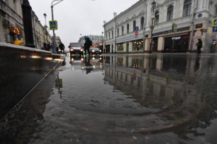 Москва.   Автомобиль такси на одной из улиц в Москве.