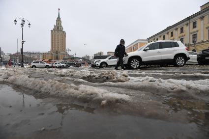 Москва.  Пешеходы  на одной из улиц Москвы.