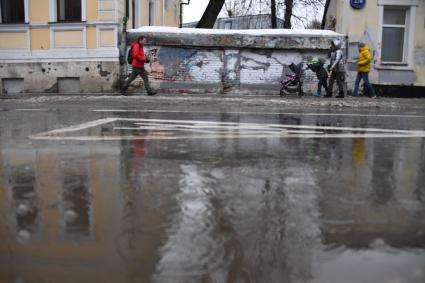 Москва.  Пешеходы на улице.