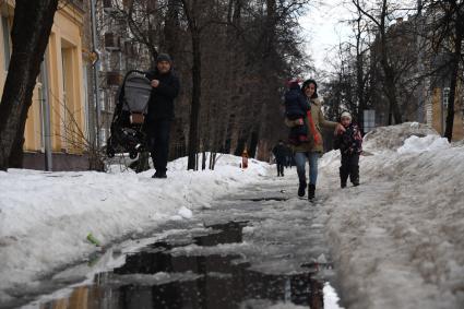 Москва. Пешеходы на одной из улиц Москвы.
