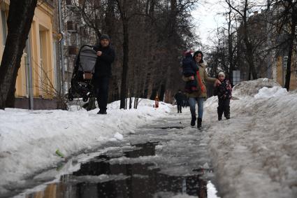 Москва.  Пешеходы  на одной из улиц Москвы.