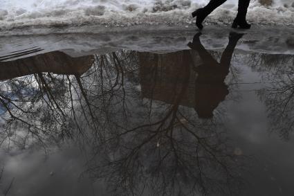 Москва.  Пешеход переходит дорогу на одной из улиц Москвы.